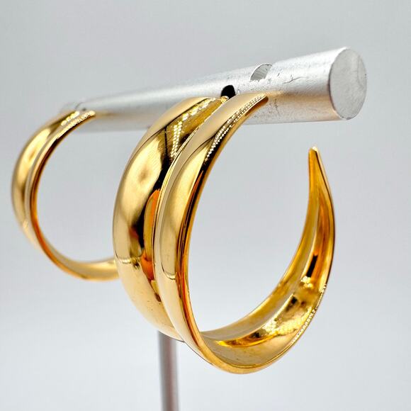 Vintage Monet Graduated Gold Tone Hoop Earrings Signed 1 1/4” Classic Chic - Picture 2 of 15